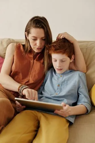 Madre e hijo con una tablet
